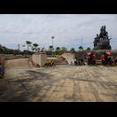 Hähne erinnern an einen Kampf, den der Hahn von König Naresuan gegen den des burmesischen Kronprinz Phra Maha Uparaja gewonnen haben soll